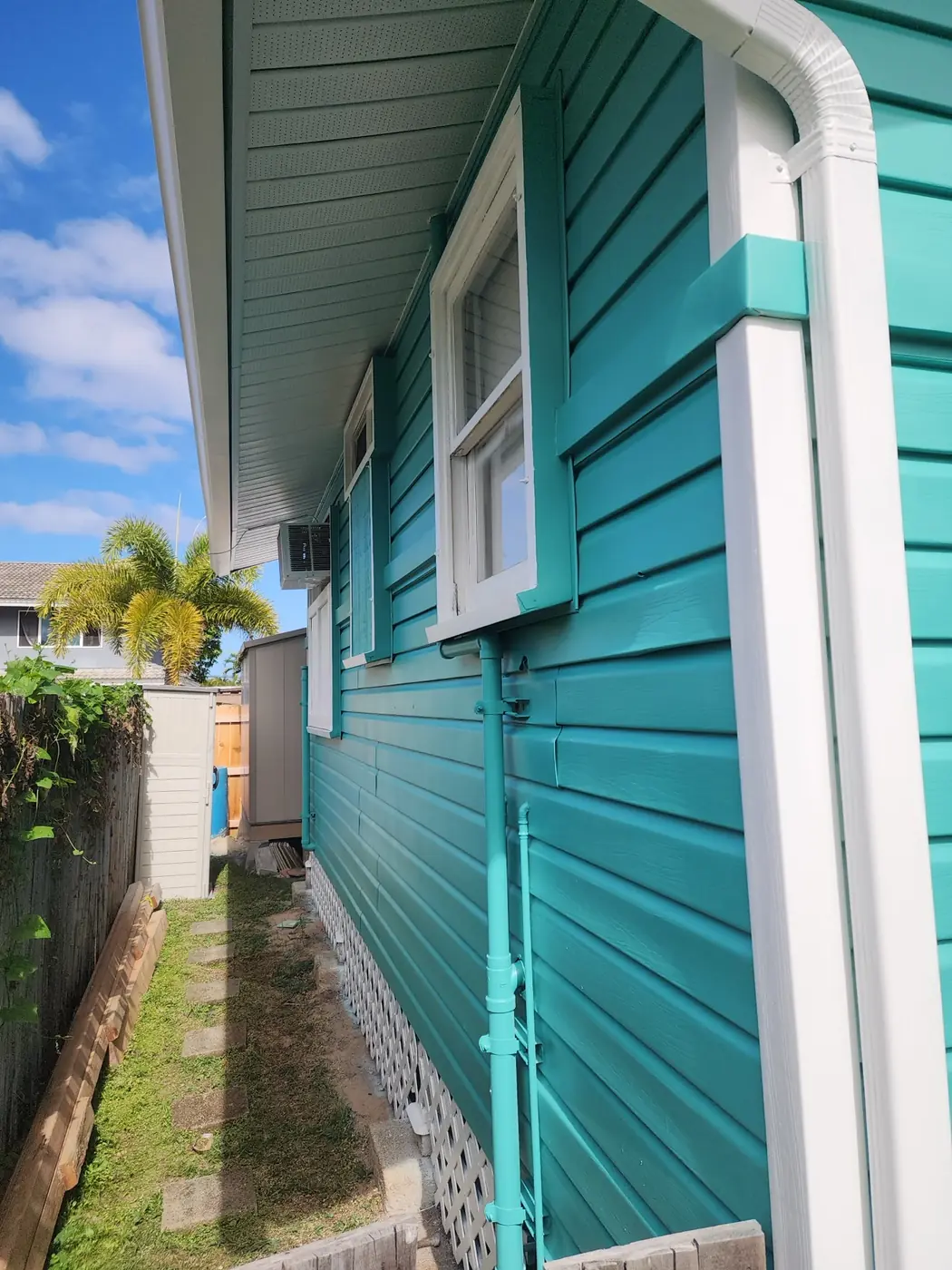 Kailua exterior: detail of the finished trim band and siding joint